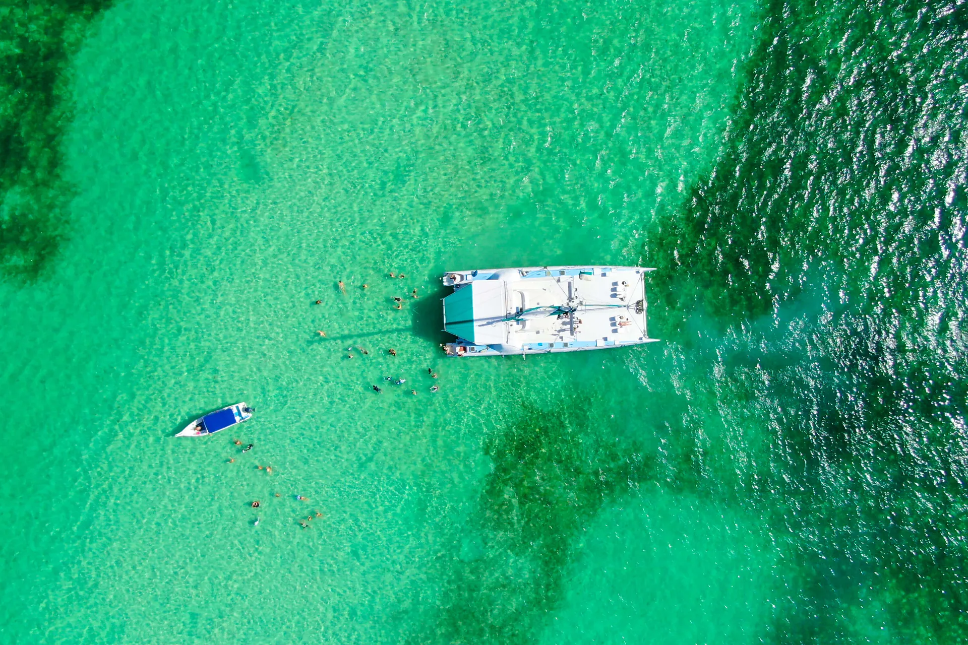 Vista aérea de catamarán en piscina natural
