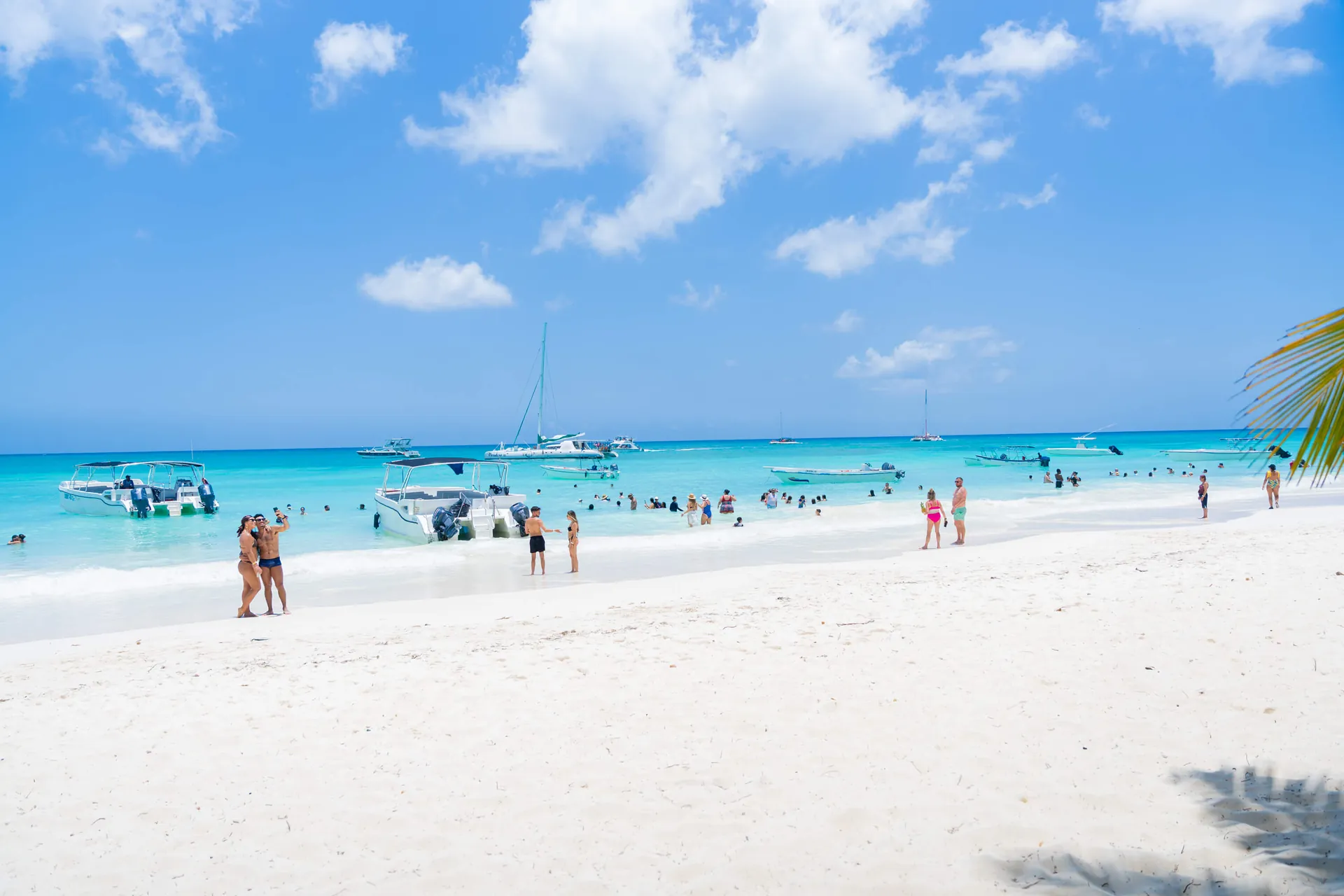 Playa de arena blanca con yates