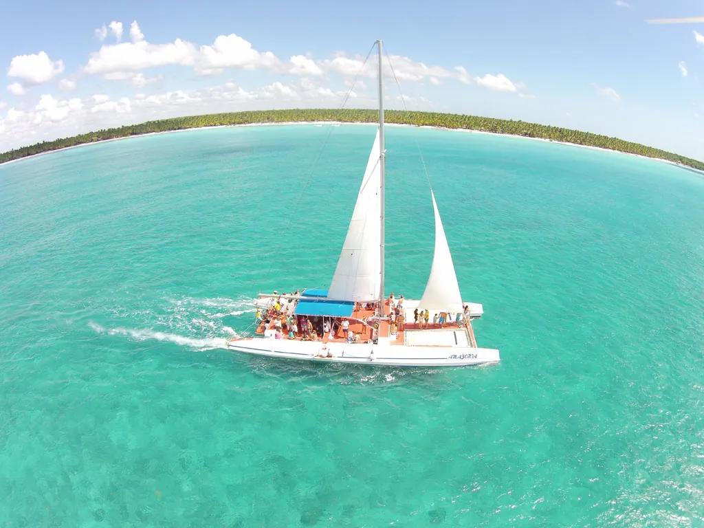 Catamarán velero navegando en aguas turquesa